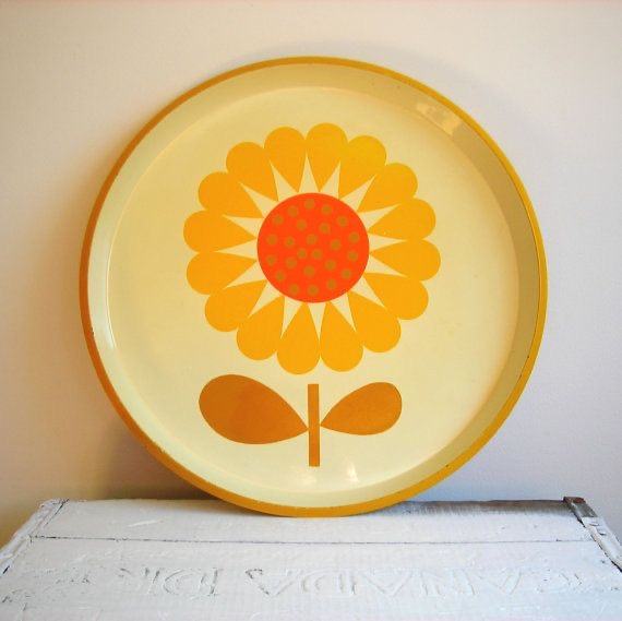Round yellow tray with a single bold flower