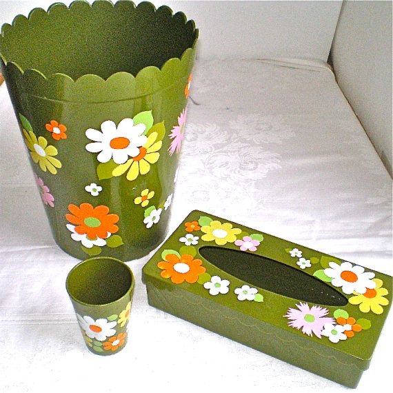 Green bathroom accessories decorated with colorful daisies