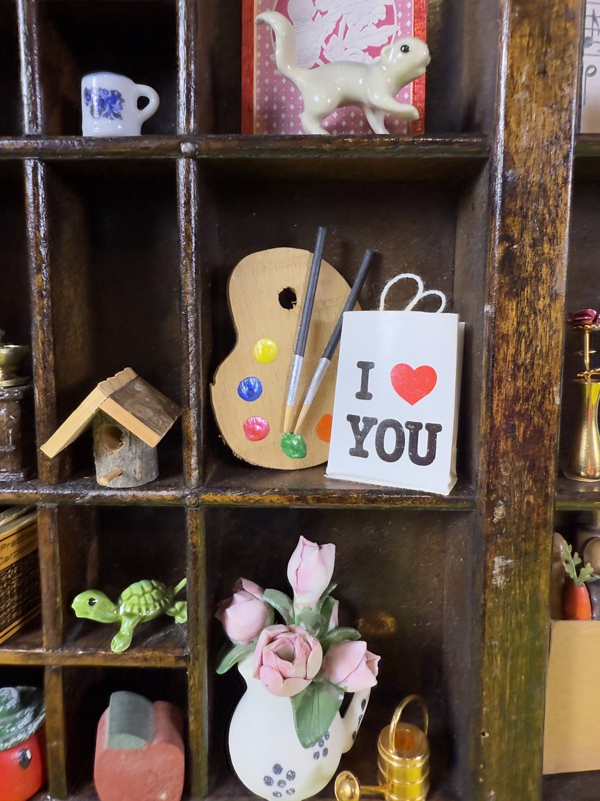 Miniature shopping bags, a vase and other tiny vintage pieces